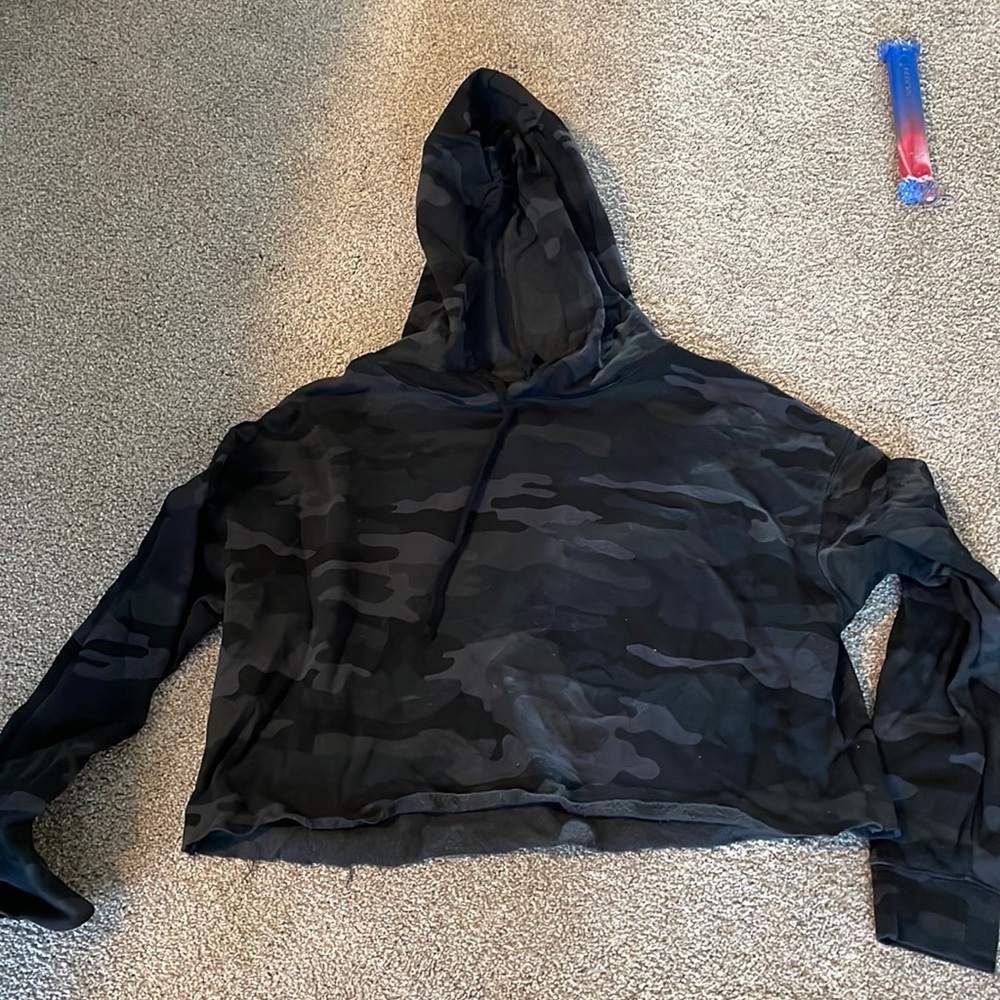 Cropped camo hoodie